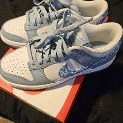 W Nike Dunk Low Blue Paisley Worn Once basically new Size 5.5 $60