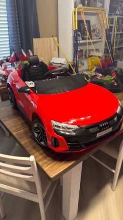BRAND NEW AND ASSEMBLED!!! Aosom Licensed Audi RS e-tron GT 12V Ride On Car