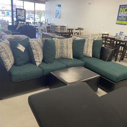 Right Arm Facing Sectional With Pillows 