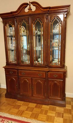 Vintage China cabinet in excellent condition
