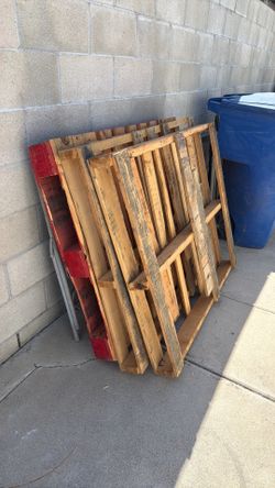 3 wood pallets free