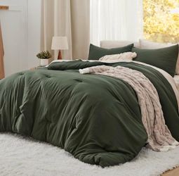 Bedsure 3 PCS Oversized Queen Comforter Set Dark Green Soft Prewashed Bedding for All Seasons