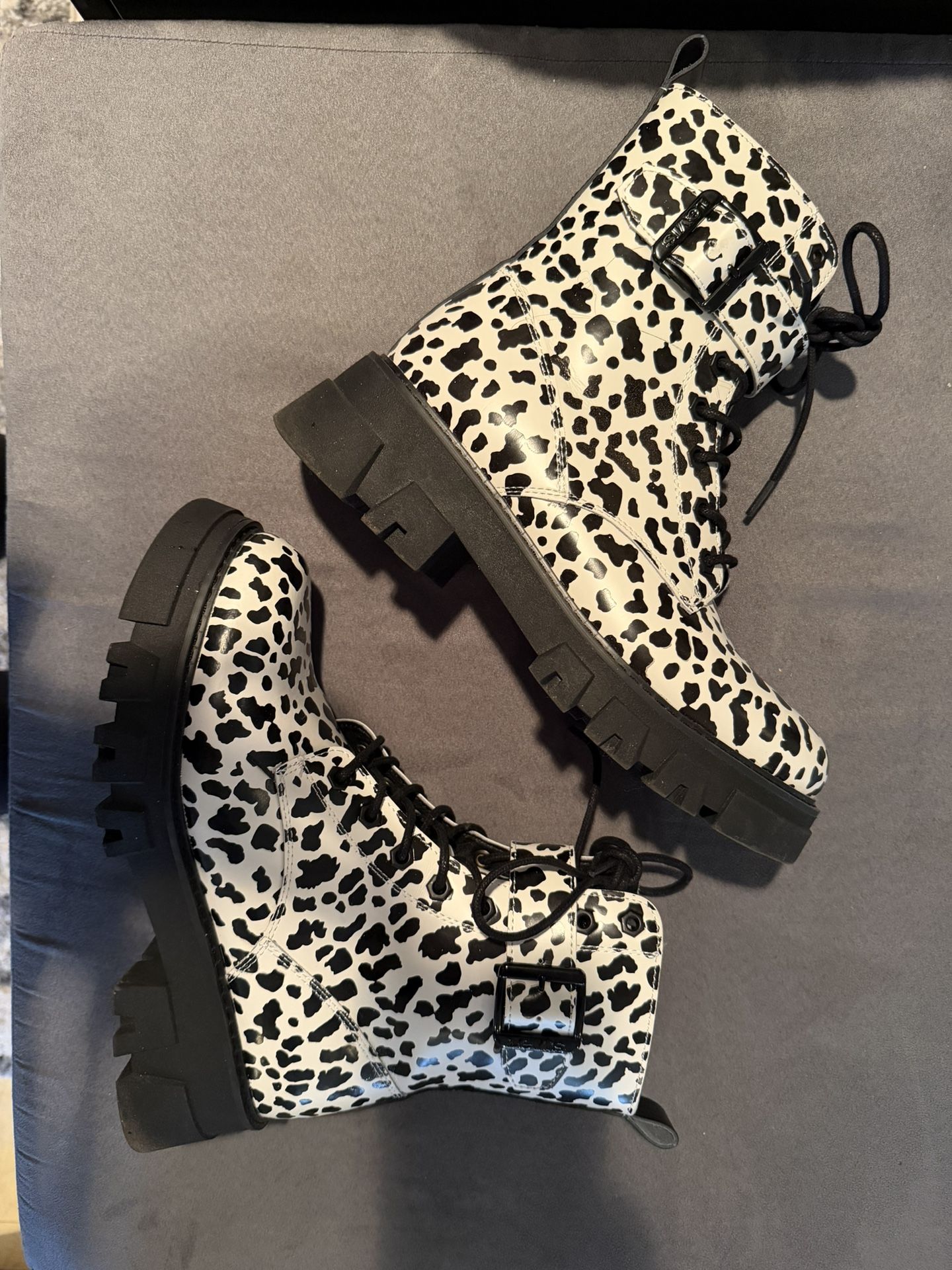Women’s Platform Chunky Size 10 Levi’s Brand Cheetah Print Black And White Combat Boots Shoes