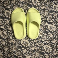 Kids Yeezy Slides Sz 4