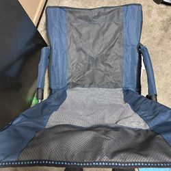 New Compact and easy to store.  collapsible beach chair with bag  Netted storage on back of chair