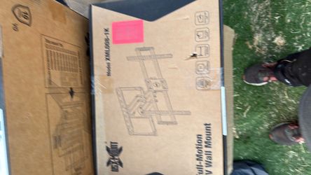 Full motion TV mount