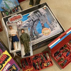 Collector seeking vintage old GI Joe toys dolls action figures accessories 1960s 70s 80s g.i. Joes toy figure doll collectible