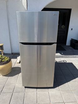 LG 30 in Top Freezer Refrigerator like new.