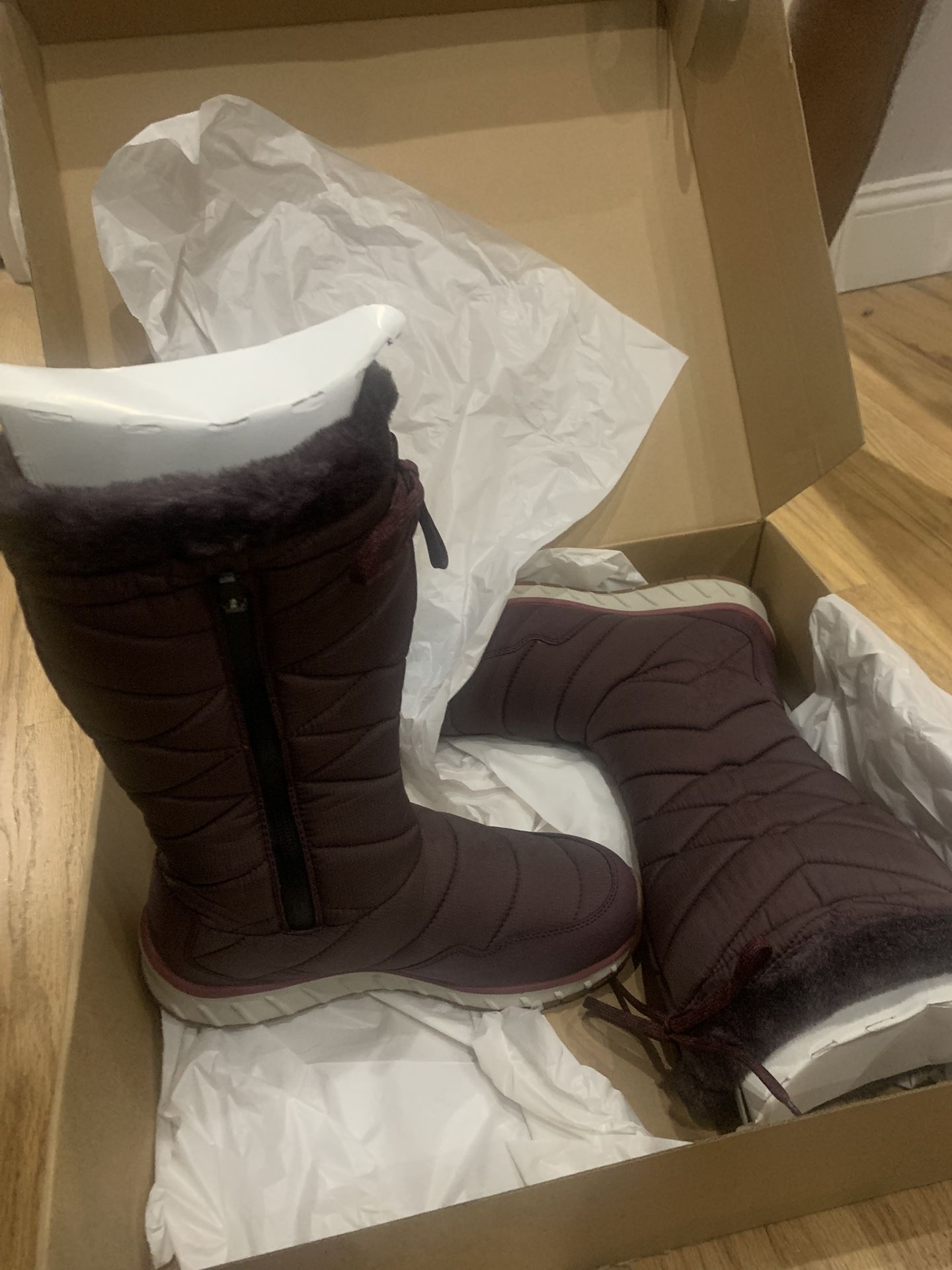 🥾 Brand New L.L. Bean Burgundy Winter Boots – Women’s Size