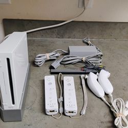 Nintendo Wii Console, W/2 Controllers, 2 Nunchucks, Cables, Tested, Working.