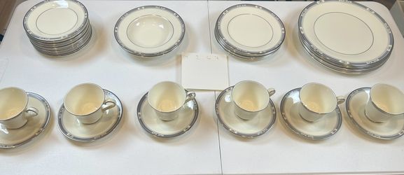 EXCELLENT CONDITION – 40 Piece Fine China Set The Romance Collection – Melissa Pattern
