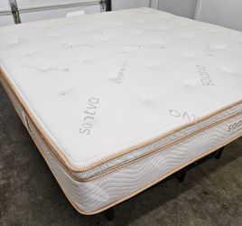 LIKE NEW! Saatva Latex Hybrid King Mattress - Delivery Available