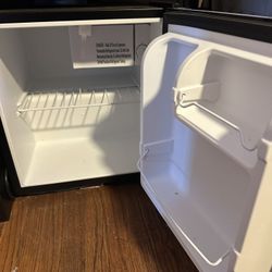 Galanz Mini Fridge – Works Great – Clean