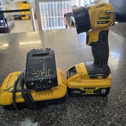 DeWalt Flashlight 🔦 With 2 Batteries And Fast Charger (DCL040)