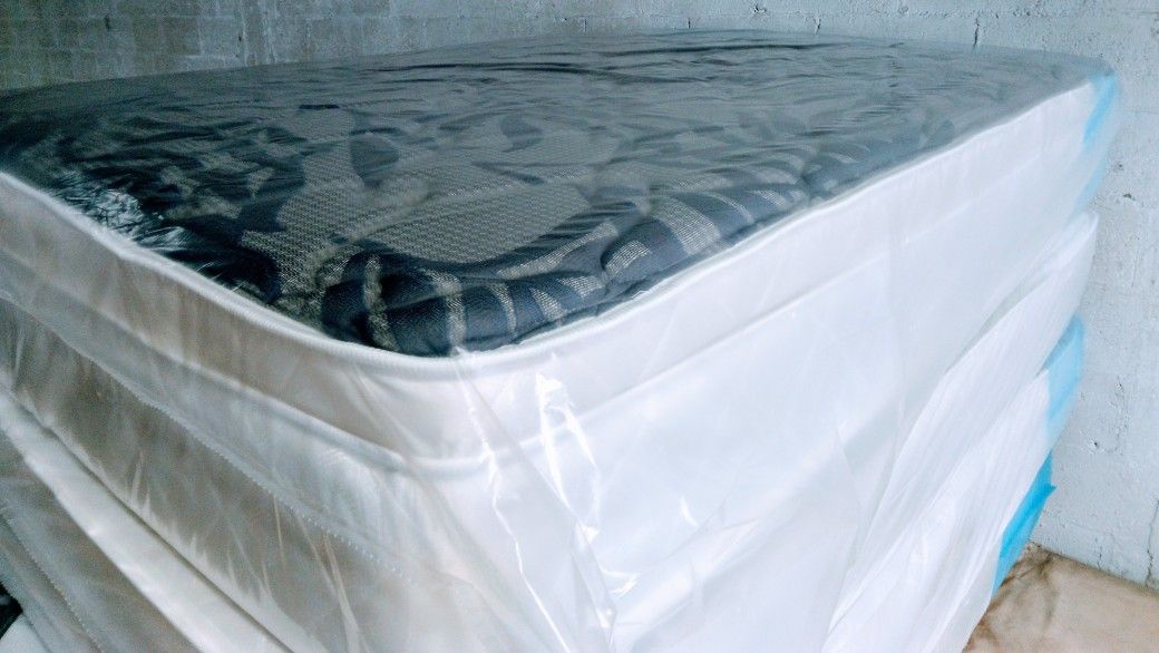 $230 Queen Set Pillow Top Mattress And Box spring Brand New