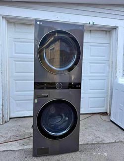 Lg Smart WashTower 4.5 Cu Ft Washer and 7.5 Cu Ft Electric Dryer Like New