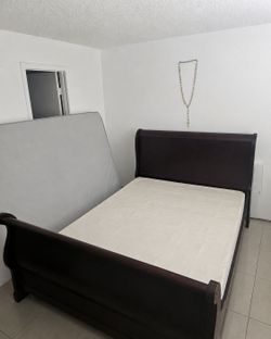 QUEEN Wooden bed frame GREAT CONDITION  (without box spring/sin base del colchon)