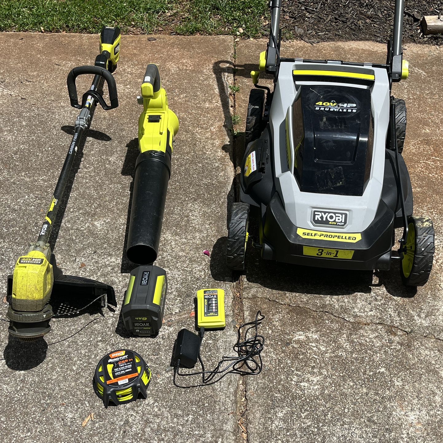 Ryobi 40 V 20“ self-propelled mower string trimmer leaf blower one battery one charger used 200