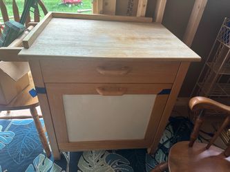 Nice kitchen cabinet wit towl rack