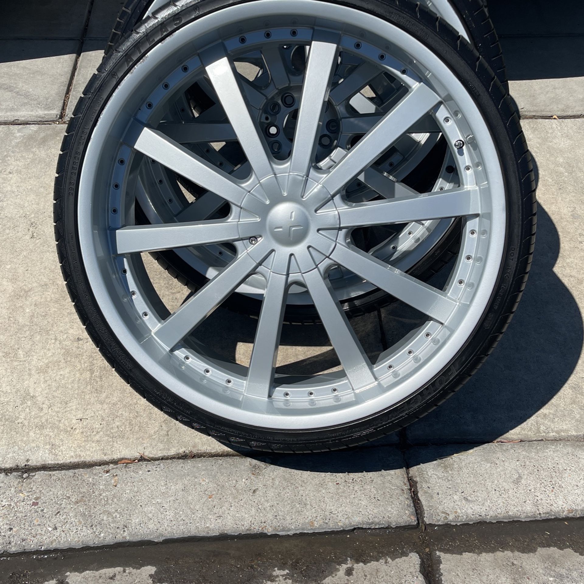 28 inch rims 4sale with brand new tires 295/25/28s universal fits big 5 bolt pattern