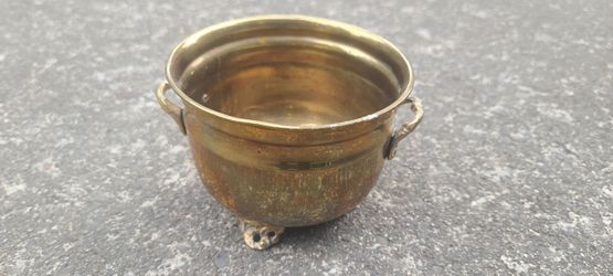 Nice Vintage Brass Footed Cauldrin Pot