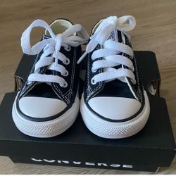 NEW Converse Chuck Taylor Low Top.  size 4
