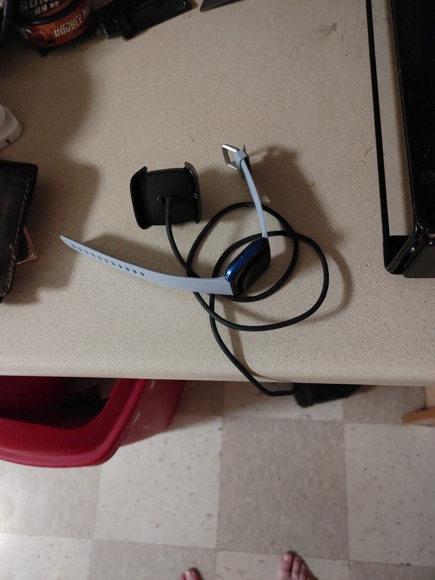 Fit Bit Versa Lite 2 with charger