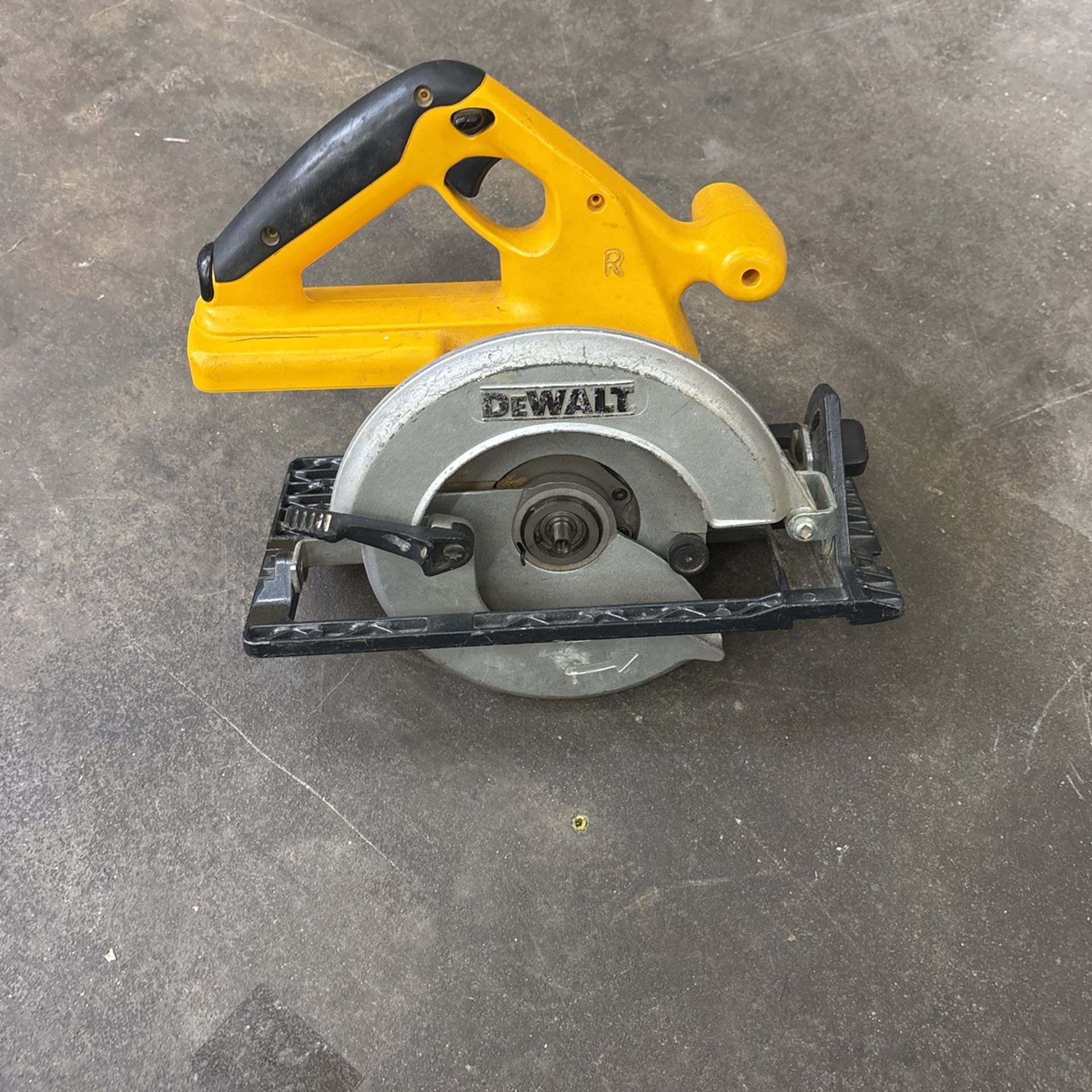 DEWALT DW007 Cordless Circular Saw