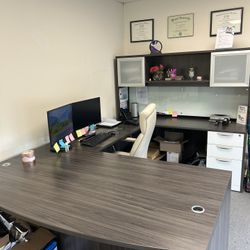 Executive Desk with Hutch!