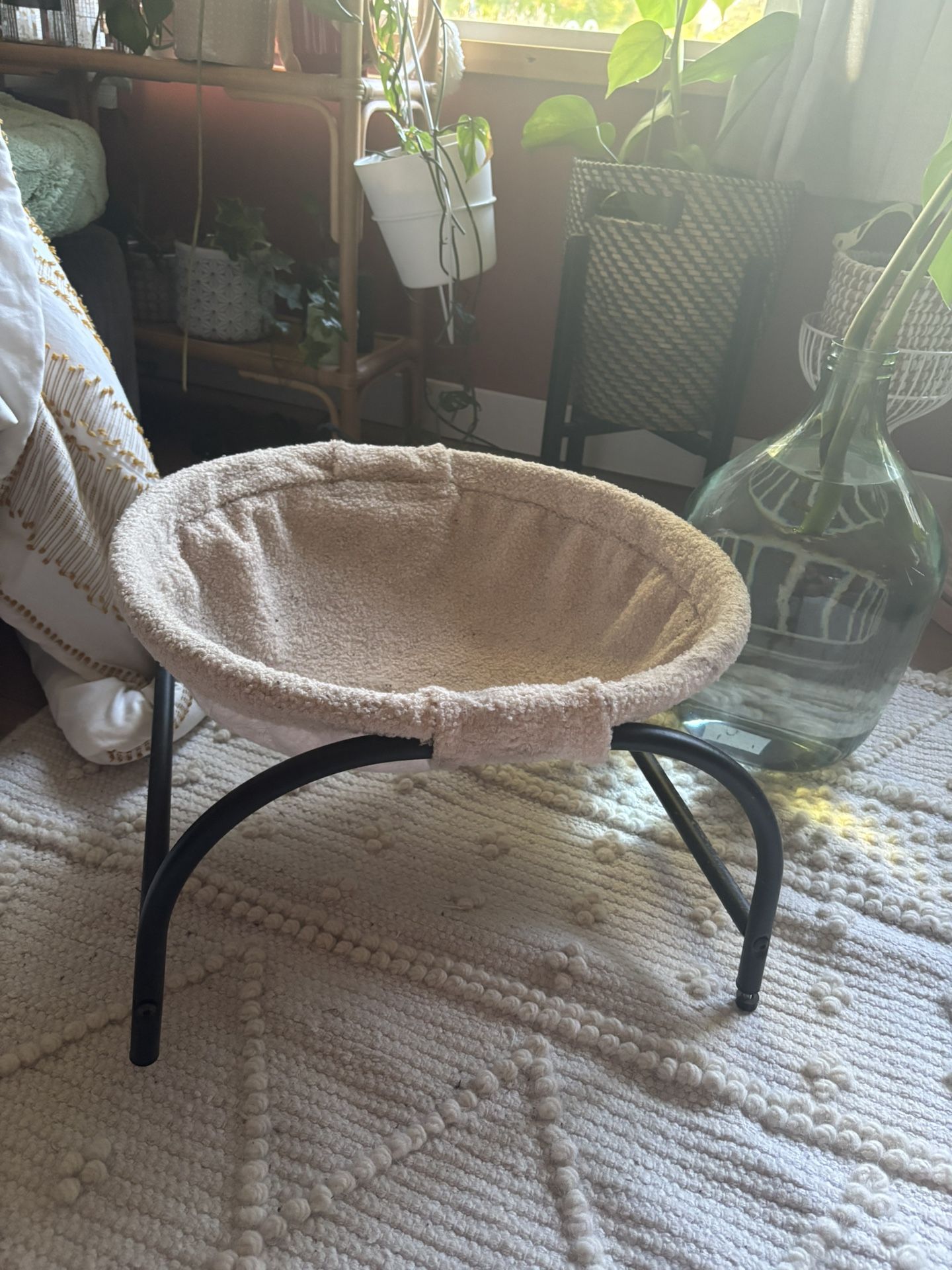 LOW PRICE MOVING- CAT BED