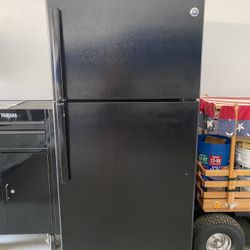 GE Refrigerator With Ice Maker 18cu (Black)