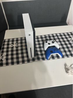 xbox 1 s with 2 controllers and 1 game