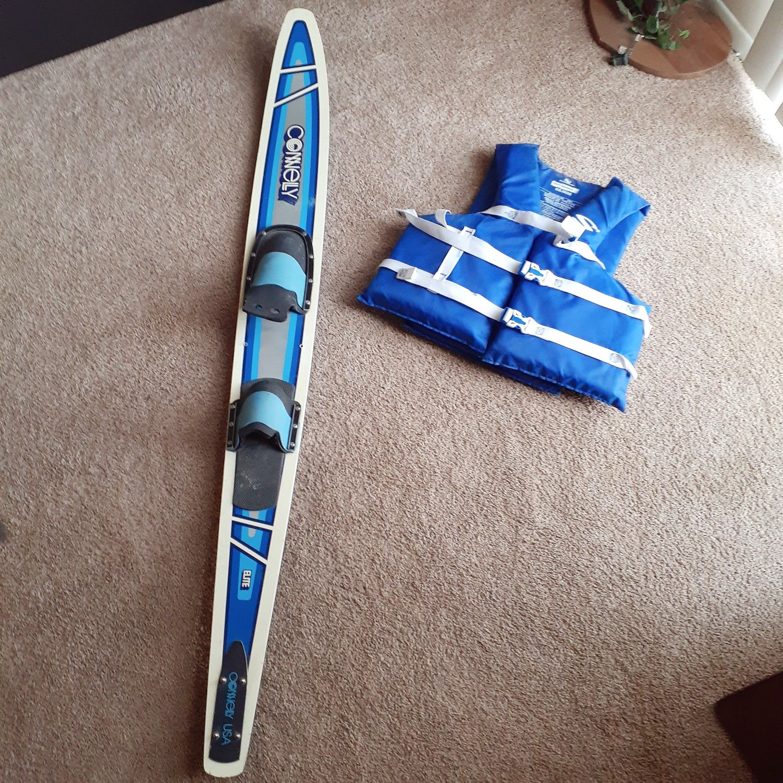 VINTAGE CONNELLY ELITE USA 65” BLUE/WHITE WATER SKI (& Life Jacket)