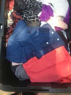 Caja llena de ropa