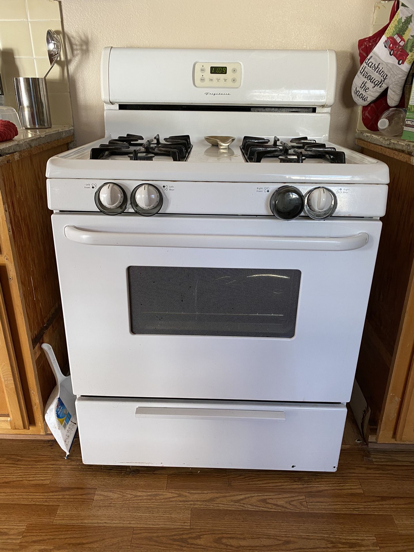 Frigidaire gas 4 burner stove with oven