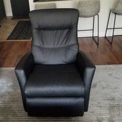 Very Nice Black Leather Swivel Chair. Excellent Condition!