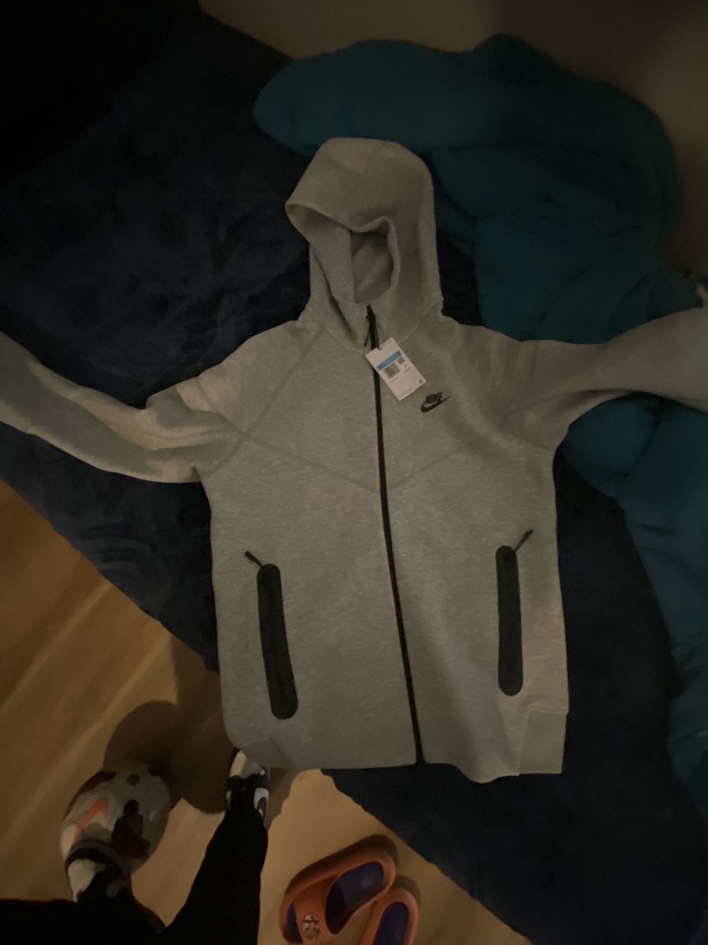 Medium Nike Tech