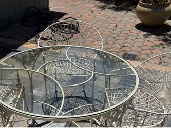Beautiful Patio table and 4 chairs