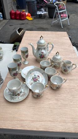 Japanese Iridescent Lusterware Tea Set with Gold Trim – 18 Pieces