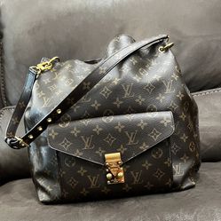 LV Metis Hobo Monogram Bag, Great Condition With Receipt