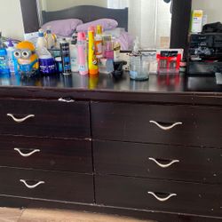 Dresser With Mirror