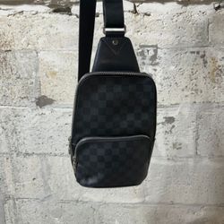 LOUIS VUITTON AVENUE SLING BAG