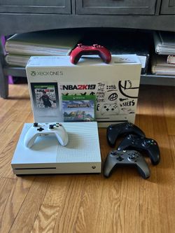 XBOX ONE S (with NBA2K19, 5 controllers, Minecraft for XBOX, HDMI and power cord)