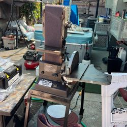 Delta. Sanding Center With Wheels And Table