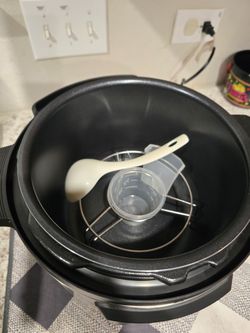 Black & Silver Insignia 6 Quart Qt Multi-Function Pressure Cooker NSMC60SS9