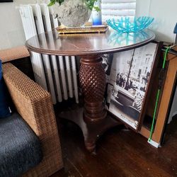 Round Dining table w pineapple center