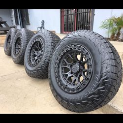 17" LOCK COMMANDO w/ 32" Nitto Terra Grappler G3 tires