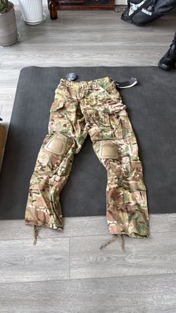 Men’s long multi Cam pants with kneepads
