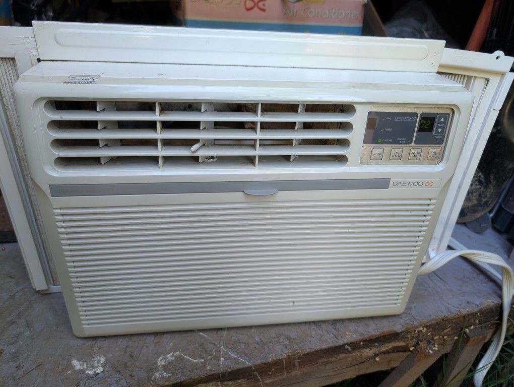 Daewoo Window Air Conditioner AC Unit With Wall mount 5350 BTU