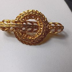 Vintage Gold Knot Brooch – Elegant & Timeless ✨  Add a touch of classic elegance with this vintage gold knot brooch, featuring an intricate woven desi